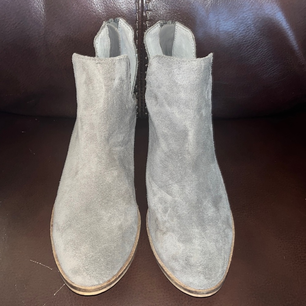 STEVE MADDEN LANCASTER GREY SUEDE DUAL SIDE V BACK ZIP BOOTIE size 6